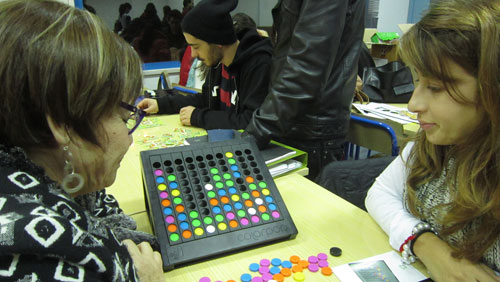 Foto de duas pessoas a jogarem um jogo